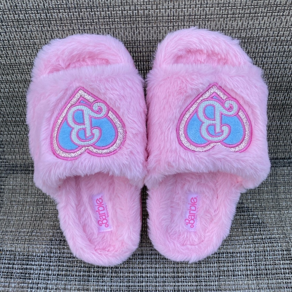 NWOT Barbie Pink Faux Fur Logo Super Push Comfy Women's Slippers Sz Small (5-6) - Picture 2 of 8